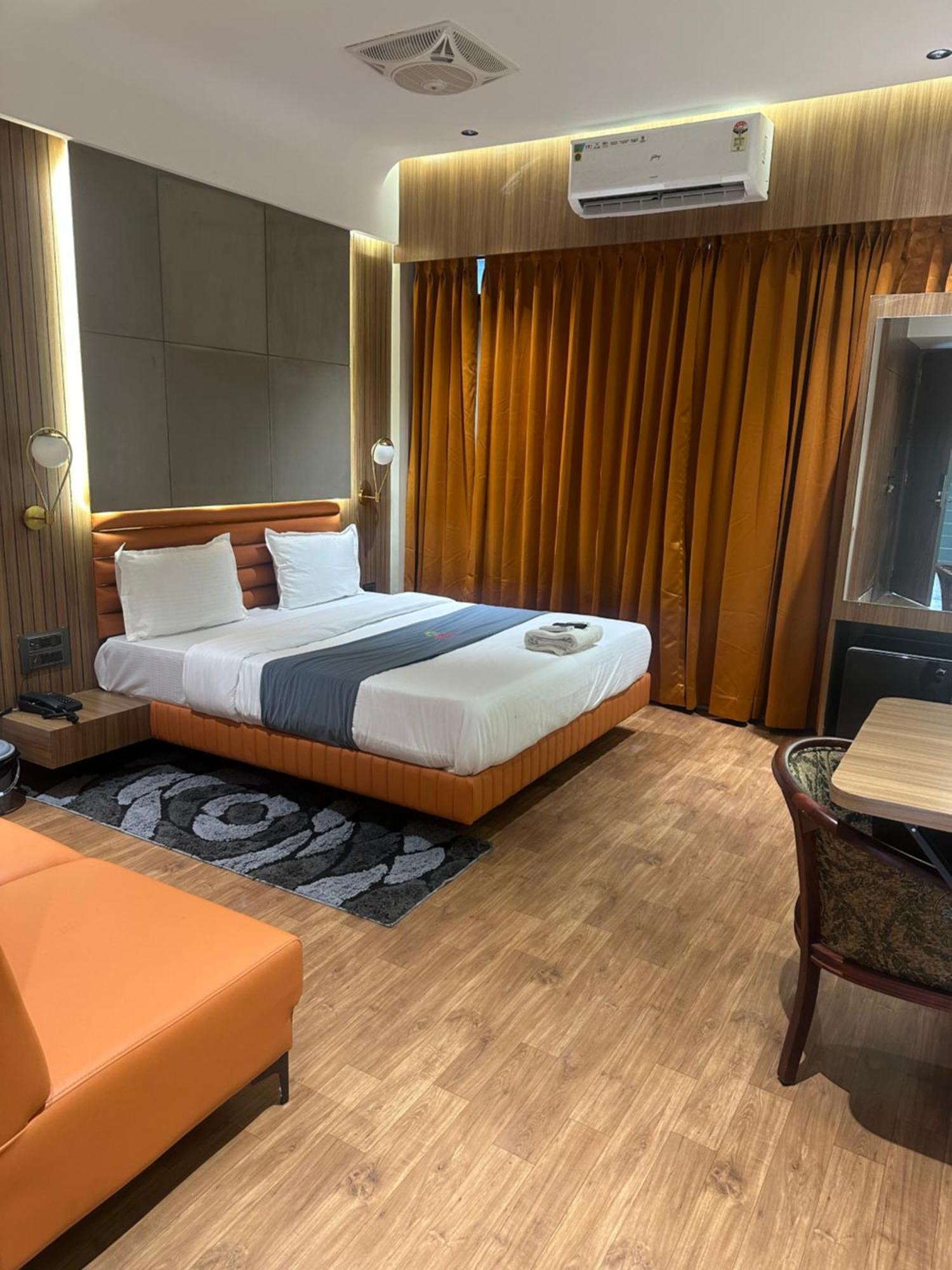 Hotel Victoria Prime Сурат Екстер'єр фото
